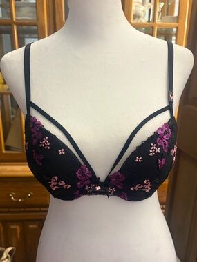 Victoria’s Secret Very Sexy Embroidered Push up Bra